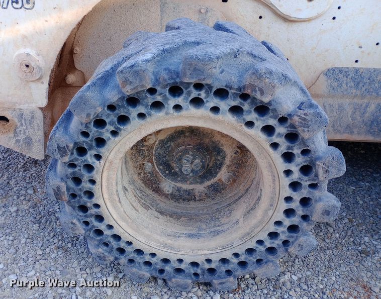 image for item EN8663 2011 Bobcat S750 skid steer loader