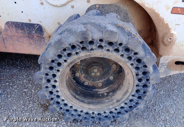 image for item EN8663 2011 Bobcat S750 skid steer loader