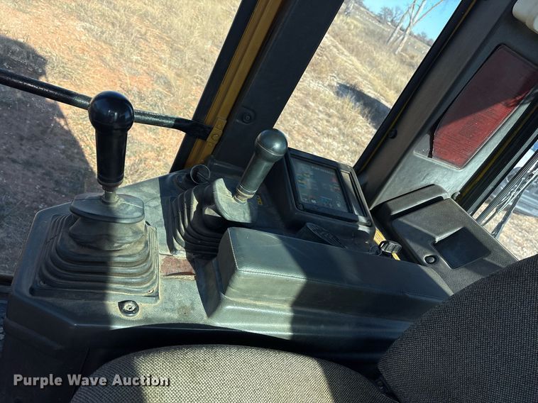 image for item OK9468 1996 Fiat-Hitachi FL145 track loader