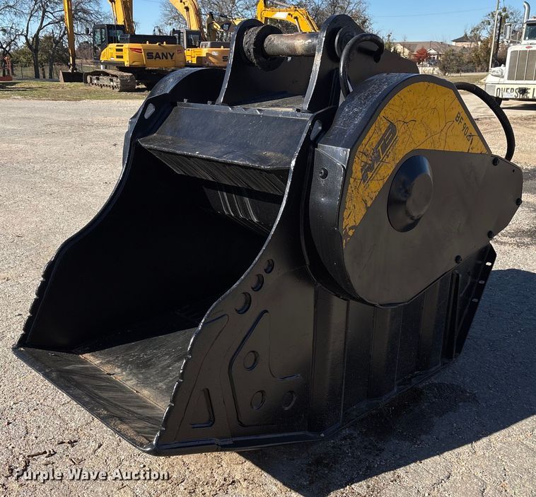 image for item OK9470 MB BF90 3 excavator rock crusher