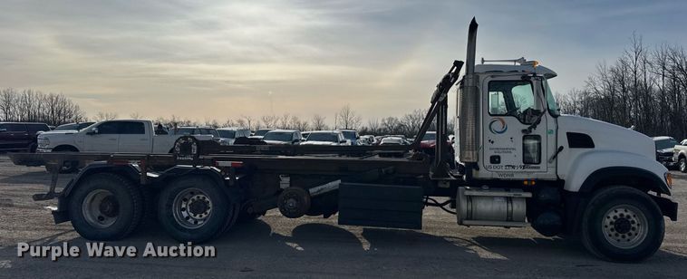 image for item YA0162 2006 Mack CV713 Granite roll-off container truck