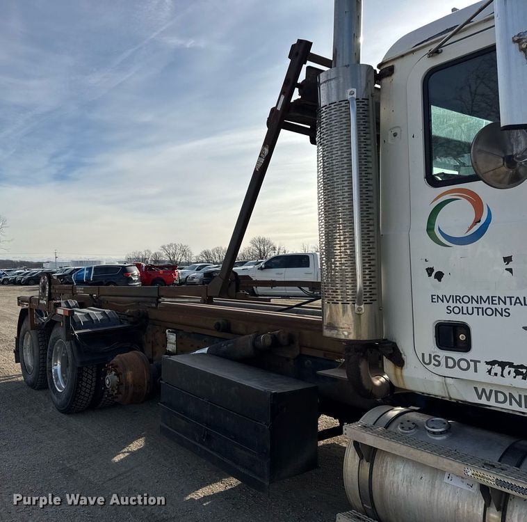 image for item YA0162 2006 Mack CV713 Granite roll-off container truck