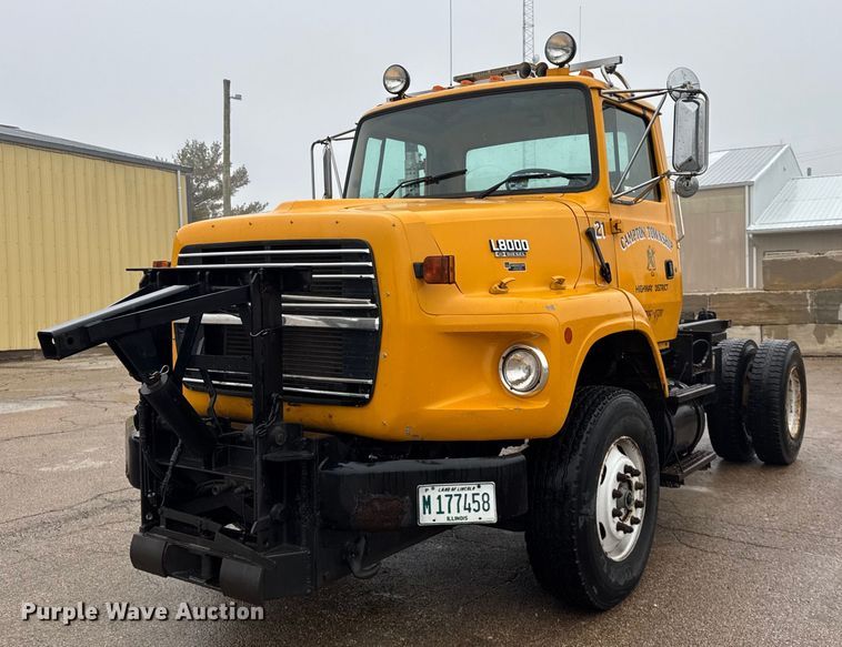 image for item DH9662 1995 Ford LS8000 truck cab and chassis