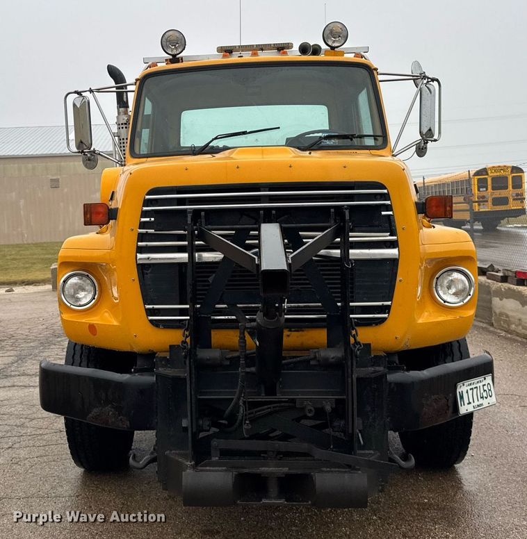 image for item DH9662 1995 Ford LS8000 truck cab and chassis