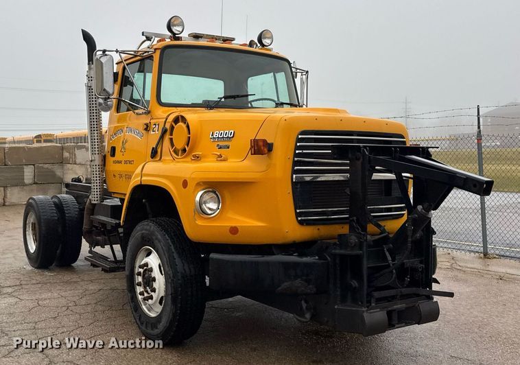 image for item DH9662 1995 Ford LS8000 truck cab and chassis