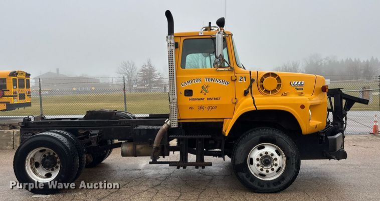 image for item DH9662 1995 Ford LS8000 truck cab and chassis