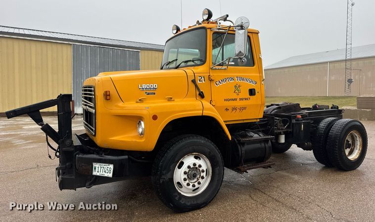 image for item DH9662 1995 Ford LS8000 truck cab and chassis