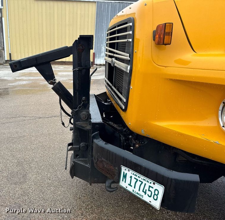 image for item DH9662 1995 Ford LS8000 truck cab and chassis