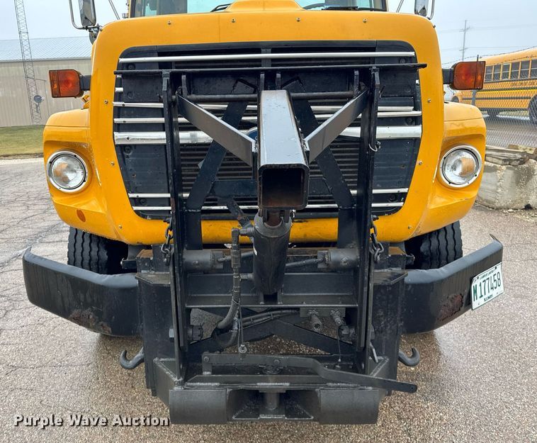 image for item DH9662 1995 Ford LS8000 truck cab and chassis