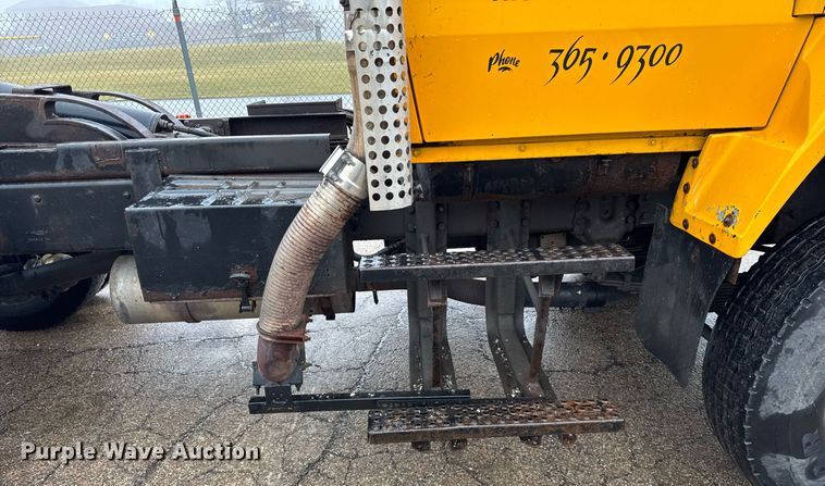 image for item DH9662 1995 Ford LS8000 truck cab and chassis