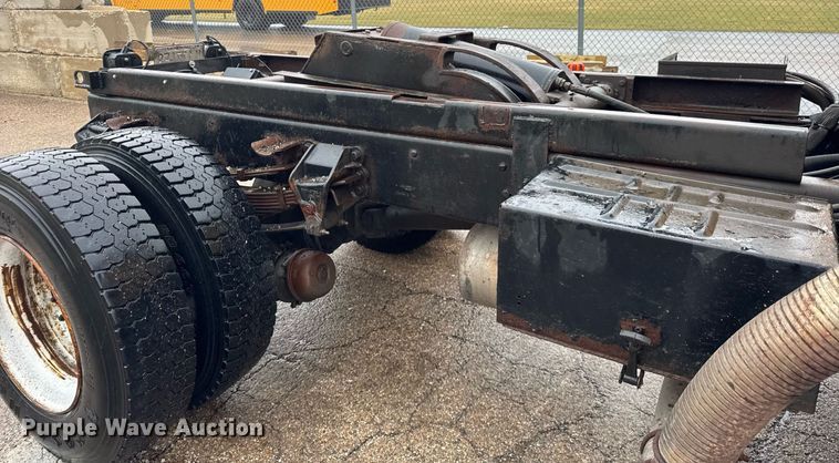 image for item DH9662 1995 Ford LS8000 truck cab and chassis