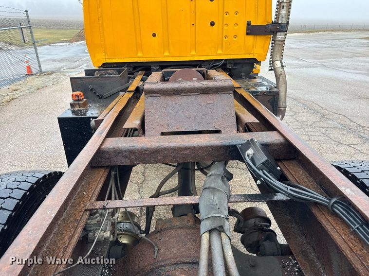 image for item DH9662 1995 Ford LS8000 truck cab and chassis