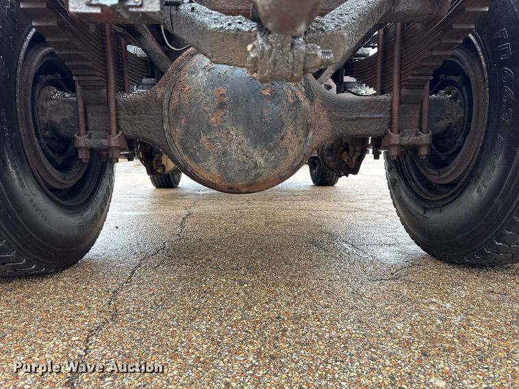 image for item DH9662 1995 Ford LS8000 truck cab and chassis