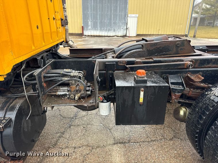 image for item DH9662 1995 Ford LS8000 truck cab and chassis