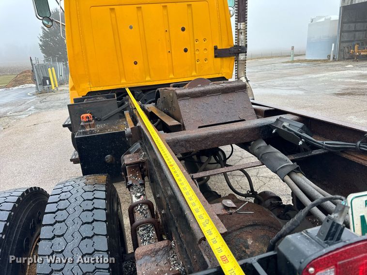 image for item DH9662 1995 Ford LS8000 truck cab and chassis