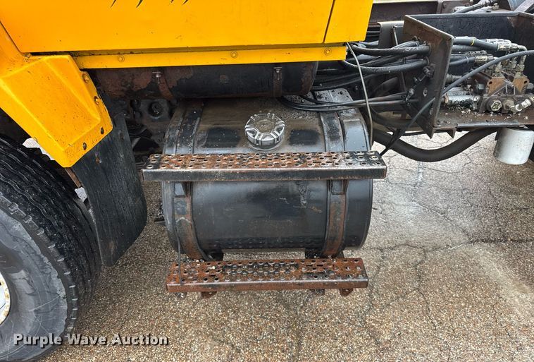 image for item DH9662 1995 Ford LS8000 truck cab and chassis