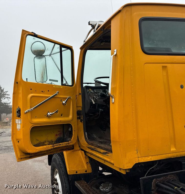 image for item DH9662 1995 Ford LS8000 truck cab and chassis