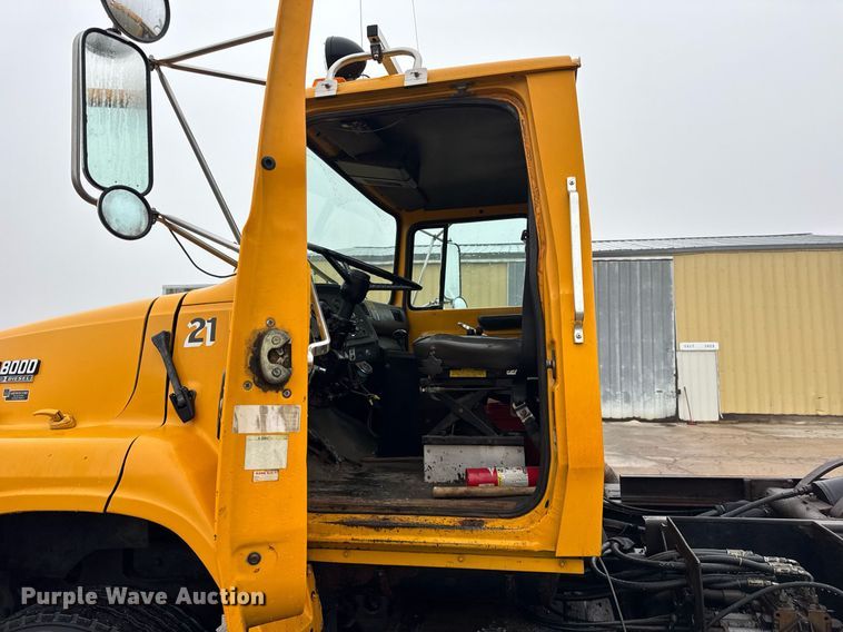 image for item DH9662 1995 Ford LS8000 truck cab and chassis