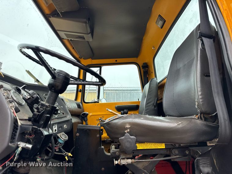 image for item DH9662 1995 Ford LS8000 truck cab and chassis