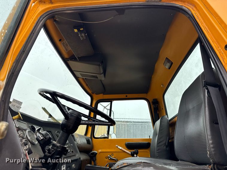 image for item DH9662 1995 Ford LS8000 truck cab and chassis