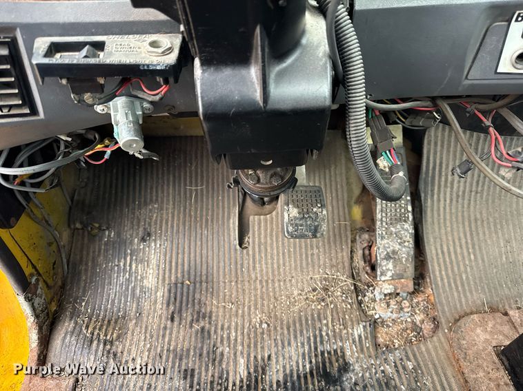 image for item DH9662 1995 Ford LS8000 truck cab and chassis