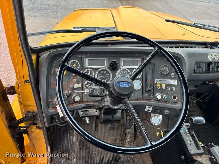 image for item DH9662 1995 Ford LS8000 truck cab and chassis