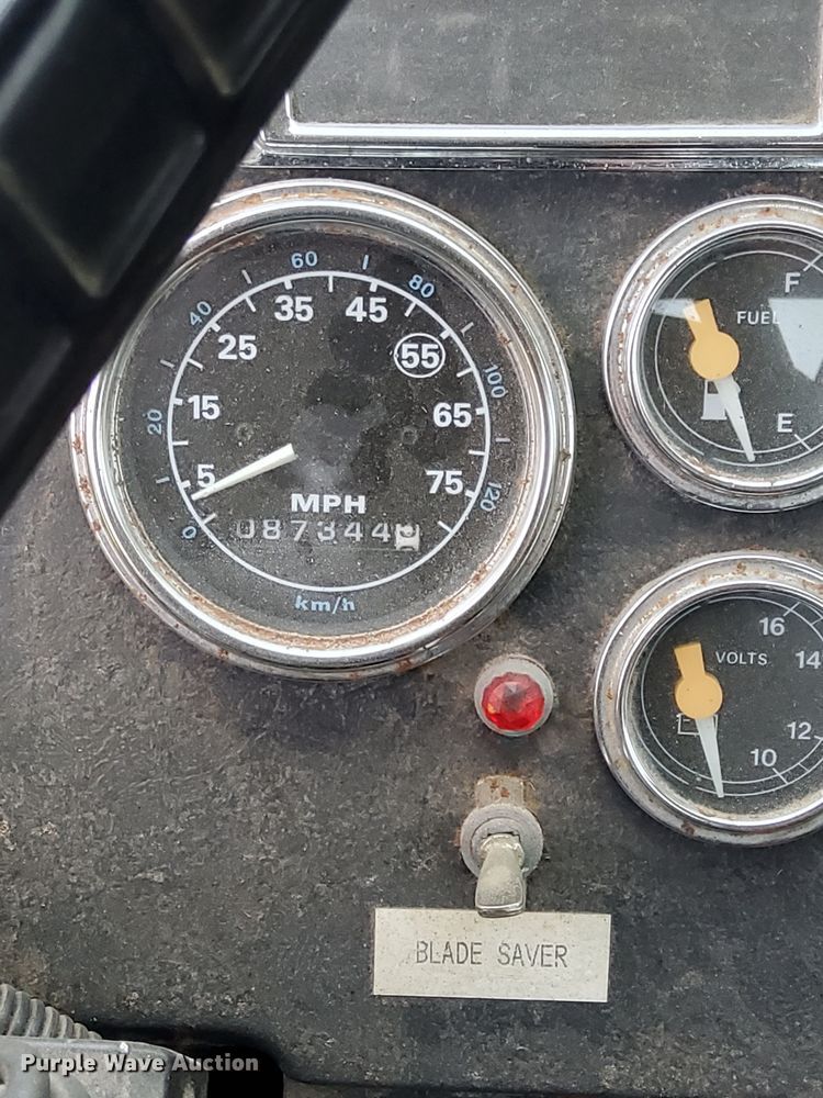 image for item DH9662 1995 Ford LS8000 truck cab and chassis