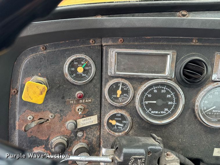 image for item DH9662 1995 Ford LS8000 truck cab and chassis