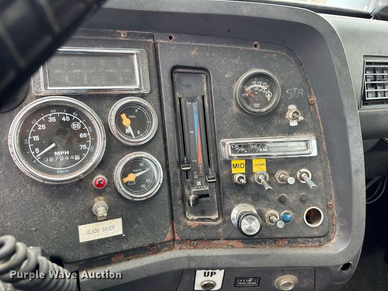 image for item DH9662 1995 Ford LS8000 truck cab and chassis