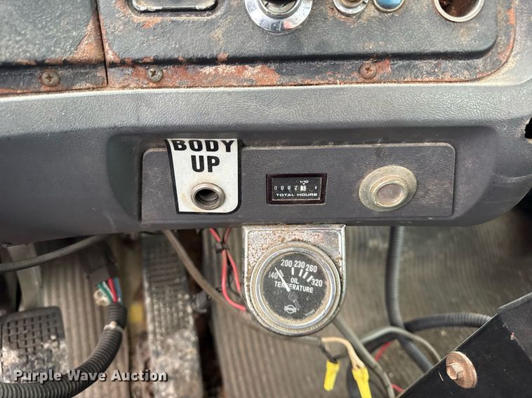 image for item DH9662 1995 Ford LS8000 truck cab and chassis