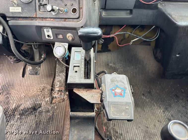 image for item DH9662 1995 Ford LS8000 truck cab and chassis