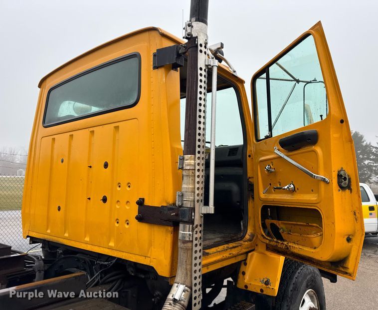 image for item DH9662 1995 Ford LS8000 truck cab and chassis