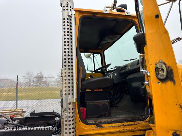 image for item DH9662 1995 Ford LS8000 truck cab and chassis