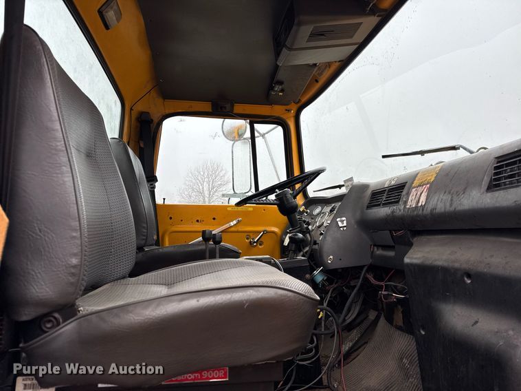 image for item DH9662 1995 Ford LS8000 truck cab and chassis