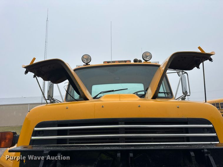 image for item DH9662 1995 Ford LS8000 truck cab and chassis