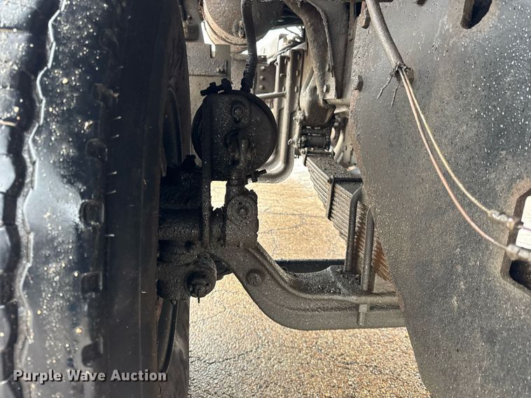 image for item DH9662 1995 Ford LS8000 truck cab and chassis