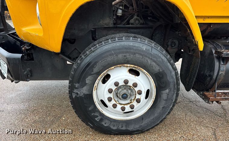 image for item DH9662 1995 Ford LS8000 truck cab and chassis