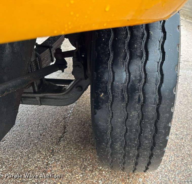 image for item DH9662 1995 Ford LS8000 truck cab and chassis