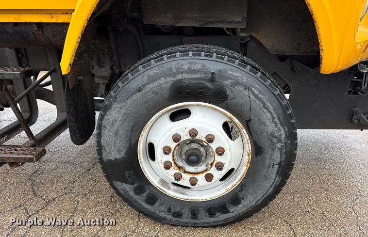 image for item DH9662 1995 Ford LS8000 truck cab and chassis