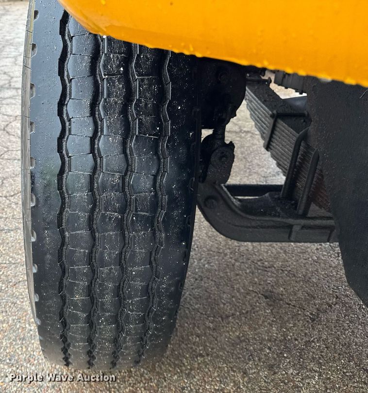 image for item DH9662 1995 Ford LS8000 truck cab and chassis