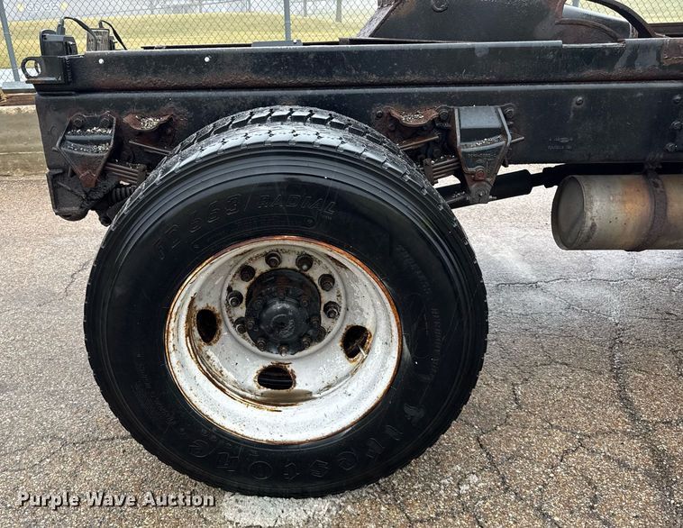 image for item DH9662 1995 Ford LS8000 truck cab and chassis