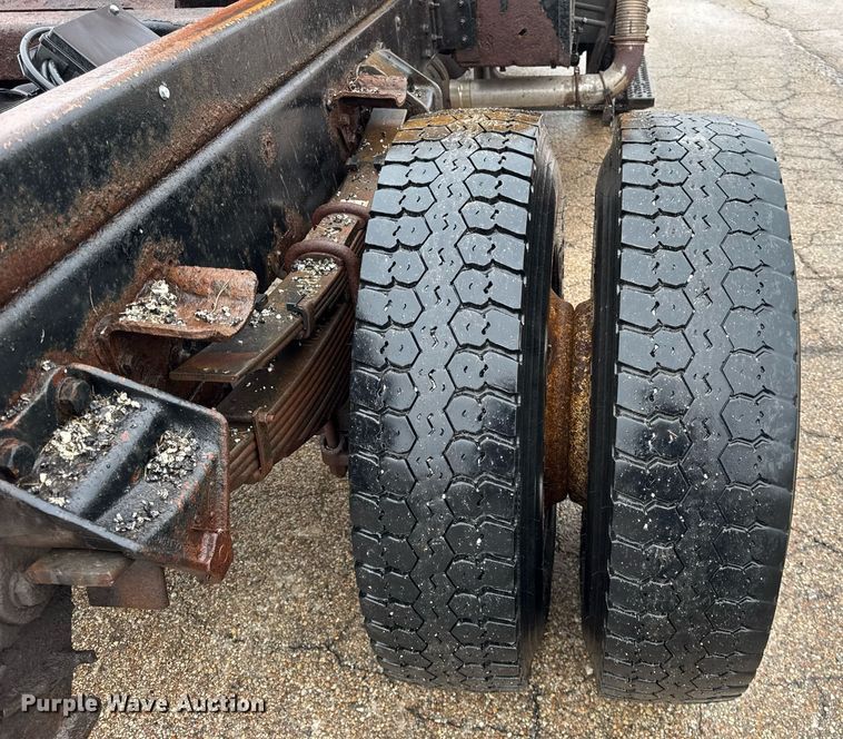 image for item DH9662 1995 Ford LS8000 truck cab and chassis