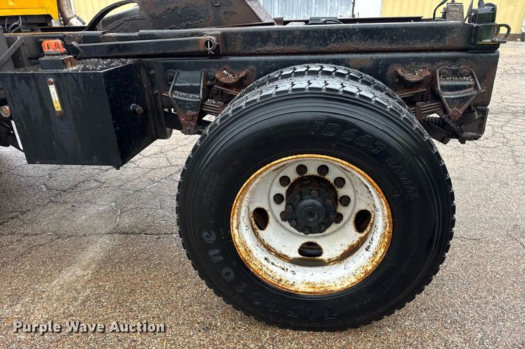 image for item DH9662 1995 Ford LS8000 truck cab and chassis