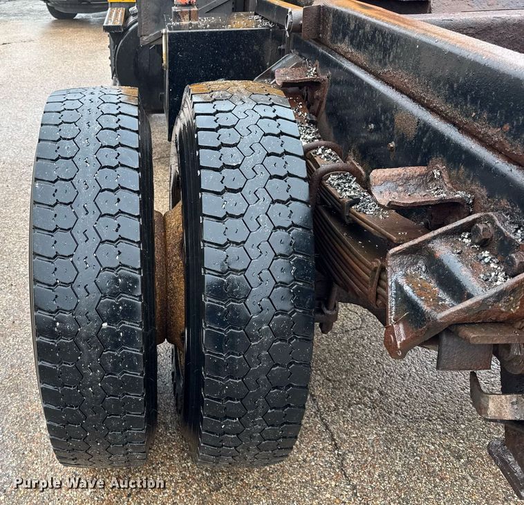 image for item DH9662 1995 Ford LS8000 truck cab and chassis