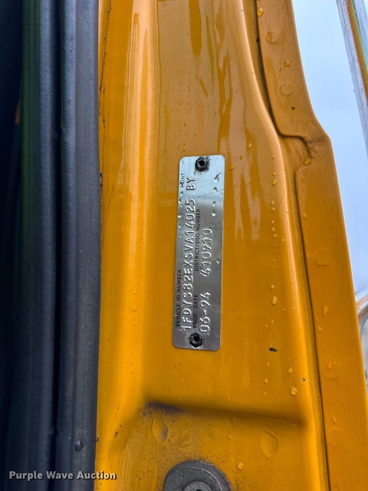 image for item DH9662 1995 Ford LS8000 truck cab and chassis