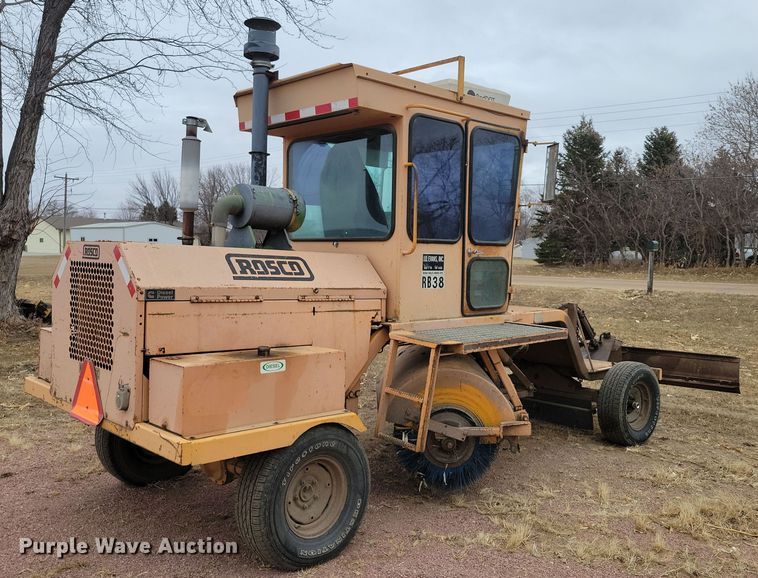 image for item DN3666 1991 Rosco RB-38 broom