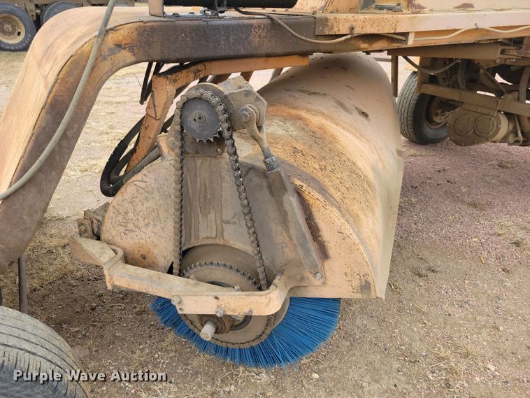 image for item DN3666 1991 Rosco RB-38 broom