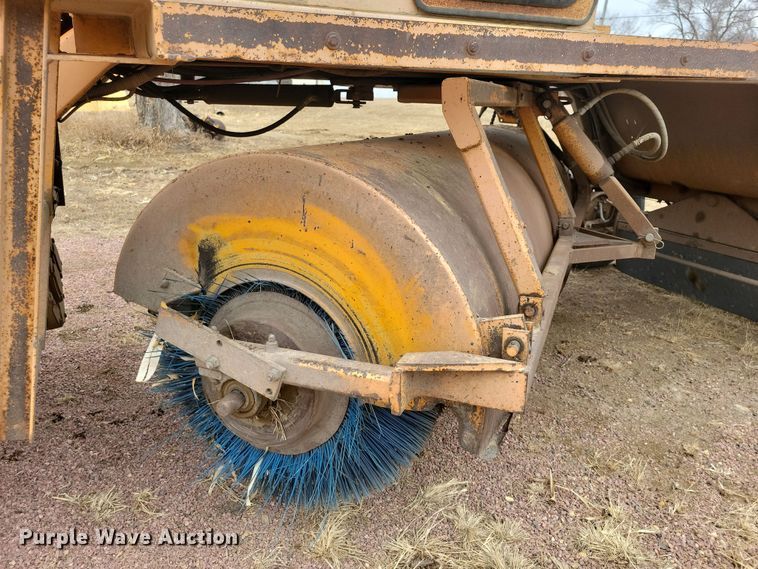 image for item DN3666 1991 Rosco RB-38 broom