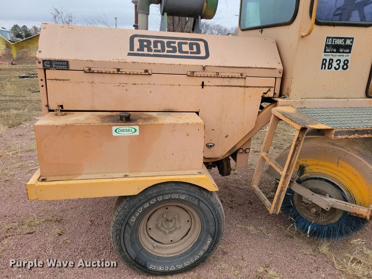 image for item DN3666 1991 Rosco RB-38 broom