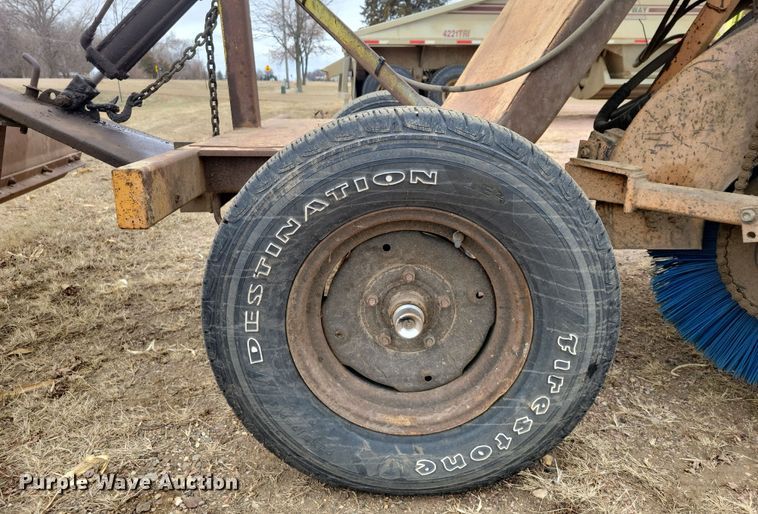 image for item DN3666 1991 Rosco RB-38 broom